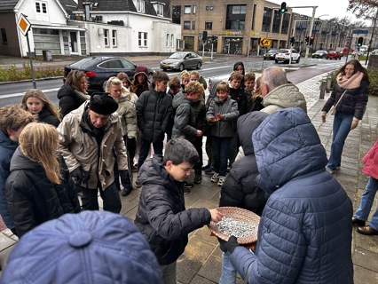 Aanwezigen legden een steentje bij de gedenksteen